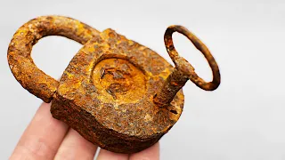Very Rusty Padlock Restoration. Golden and Black Lock