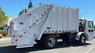 2003 Volvo WXLL42 Leach Alpha 19 YD Rear Load Garbage Truck For Sale