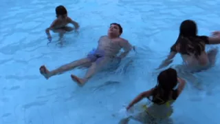 Giovanni fazendo xixi na piscina e deixando a mancha na água