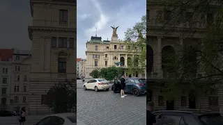Красивая площадь и дерзкие дамы в Праге