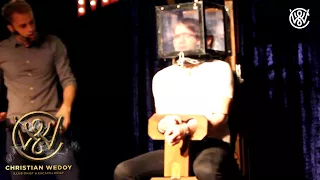 Locked up escape artist holds his breath for 6 minutes on stage - Christian's Norske Talenter stunt