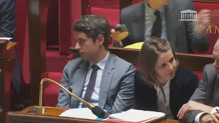 49.3 déguisé Attal se fait huer après un discours délirant