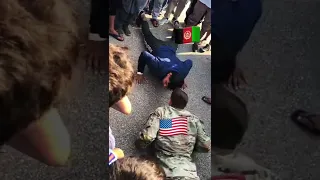 چلنج یک افغان با سرباز امریکایی کدام یک برنده میشود؟؟؟؟