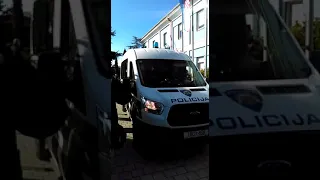 Zadarski.hr - Policajci odvoze Darka Kovačevića u zatvor