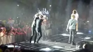 Drag Me Down & Goodbye (Lilo waterfight) - One Direction - OTRA - Manchester - 03/10/15