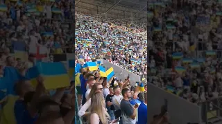 Mecz Ukraina-Anglia. Kibice śpiewają hymn/Матч Україна-Англія. Вболівальники виконують Гімн України