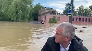 Глава Крыма Аксенов плыл на лодке в Керчи а за ним плыли люди