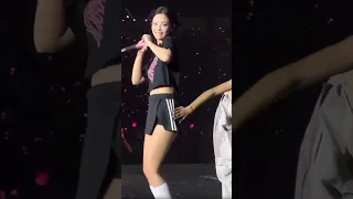 Lisa slaps Jennie ‘s butt😂😂 #blackpink #jisoo #lisa #jennie #rosé