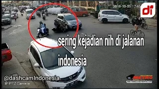 akibat pengendara motor belok dari jalur paling kiri tabrakan tidak dapat di hindarkan