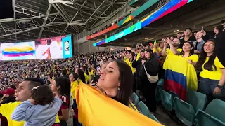 ¡EMOCIONANTE! Retumba el himno de Colombia en Sydney COLOMBIA VS INGLATERRA