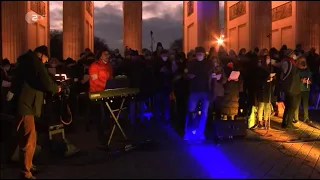 Imagine vorm Brandenburger Tor - Zeichen gegen Gewalt und Krieg in der Ukraine/Osteuropa 25.02.22