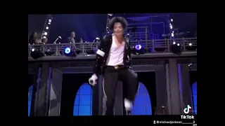 MichaelJackson singing Billie Jean on stage in 2001