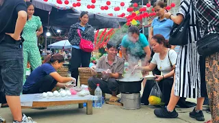 KONG & NHAT worked together to make TROI cakes and brought them to the district market to sell well