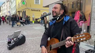 Artista di strada omaggia Toto Cutugno cantandolo in tutto il mondo - L’italiano
