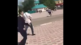 Школьники устроили массовую драку на последнем звонке в селе Бейнеу Мангистауской области Казахстана