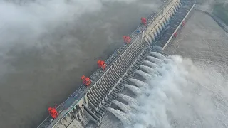 Live: Three Gorges Dam discharges its largest flood peak三峡枢纽开启11孔泄洪