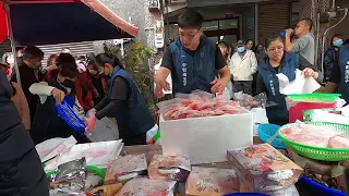 根本不知道在賣什麼 上來什麼就清空什麼 #中彰海王子 #烏日火車站 #海鮮叫賣 #海鮮拍賣