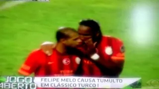 Felipe Melo provoca rivais, e torcida do Besiktas invade o campo na Turquia