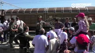 Беженцы пересекают границу в Македонии