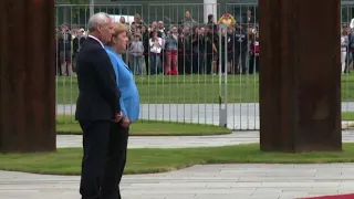 Terzo attacco di tremore per Merkel, che poi rassicura "Sto bene"