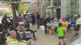 Video shows migrants locked out of Chicago police station