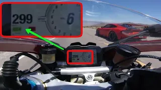 moto a más de 300k/h y un auto quiere adelantar