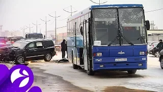 В Новом Уренгое иномарка столкнулась с автобусом