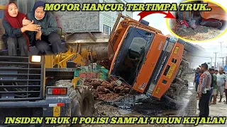 Allahuakbar Ngeri Truk Fuso Muatan Sawit Terbalik,Motor Hancur Tertimpa Polisi Sampai Turun Ke Jalan