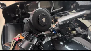 Installation d'un support à cellulaire avec le système QUAD LOCK sur une Yamaha FJR 1300, 2015