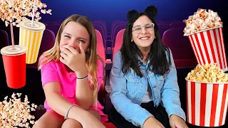 Maria Clara e sua amiga vão ao cinema