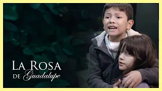 ¡Ramón y Mariana son abandonados por su mamá! | En la parada del autobús | La Rosa de Guadalupe