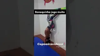 A bonequinha joga muita Capoeira