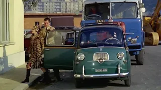 リアル峰不二子がフィアット・ムルティプラの旧車タクシー乗車『黄金の七人』1965年イタリア映画 ロッサナ・ポデスタ Sette Uomini d'Oro Fiat600 Multipla Taxi