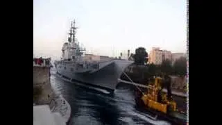 Passaggio della nave  Garibaldi  e del sommergibile dal canale navigabile di Taranto