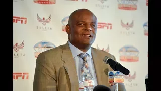 Retired NFL star Warren Moon is sued for s exual hara ssment