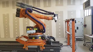 Milling KUKA Robot Kr210 with linear track and rotating table