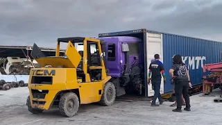 Unloading 2 container (JAPAN engine & parts)