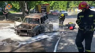 У Дніпрі вогнеборці загасили палаючу автівку