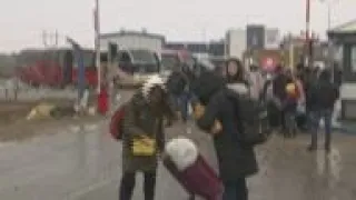 Ukrainians continue to flee into Moldova
