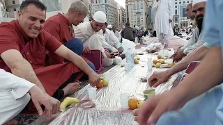 أجواء الإفطار في المدينة المنورة وانبهرت بكرم السعوديين