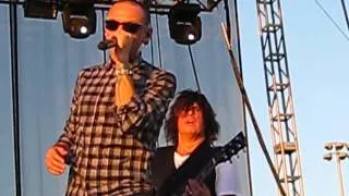 Chester Bennington with Stone Temple Pilots, Dead and Bloated