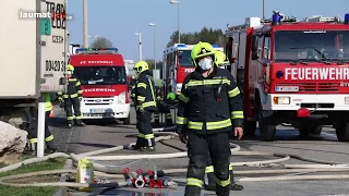 Brand einer LKW-Ladung: Unfreiwillige "Grillerei" auf Autobahnparkplatz in Laakirchen