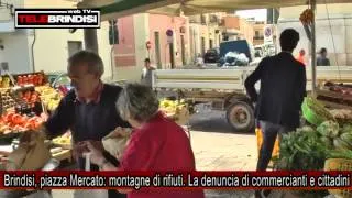 Brindisi, piazza Mercato: montagne di rifiuti. La denuncia di commercianti e cittadini