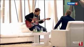 Павел Майков играет на гитаре