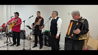 Romales-yhtye vieraili Lieksan kirjastossa 14.7.2023 ja esitti romanien kansallislaulun Gelem, gelem