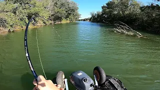 Olbrzymie ryby z małej rzeki!/ Uczymy się łowić sumy na Vertical/ Fishing the Huge Catfish!