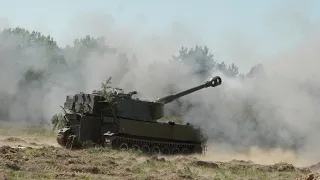 Firing from a USA m109 self-propelled howitzer / inside view