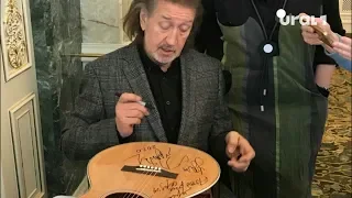 Именную гитару от Олега Митяева продадут с аукциона 14 февраля