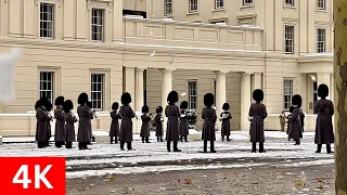King’s Guards play ‘Merry Christmas Everyone’ in snow!
