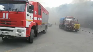 Челябинские огнеборцы работают на тушении пожара по повышенному номеру сложности